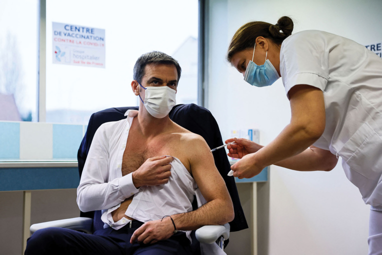 Le ministre de la Santé Olivier Véran a reçu une première injection de vaccin anti-Covid