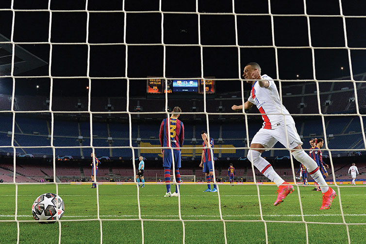 Ligue des champions: Mbappé et le PSG chassent les fantômes à Barcelone
