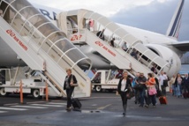 A l'arrivée de l'avion d'Air France sur le tarmac de Faa'a.