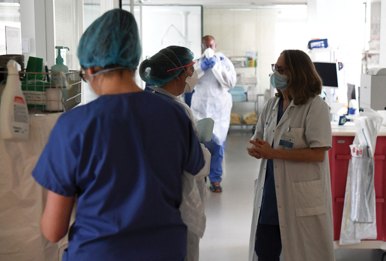 Covid: à l'hôpital Ambroise-Paré, "le moral baisse un peu plus chaque jour"