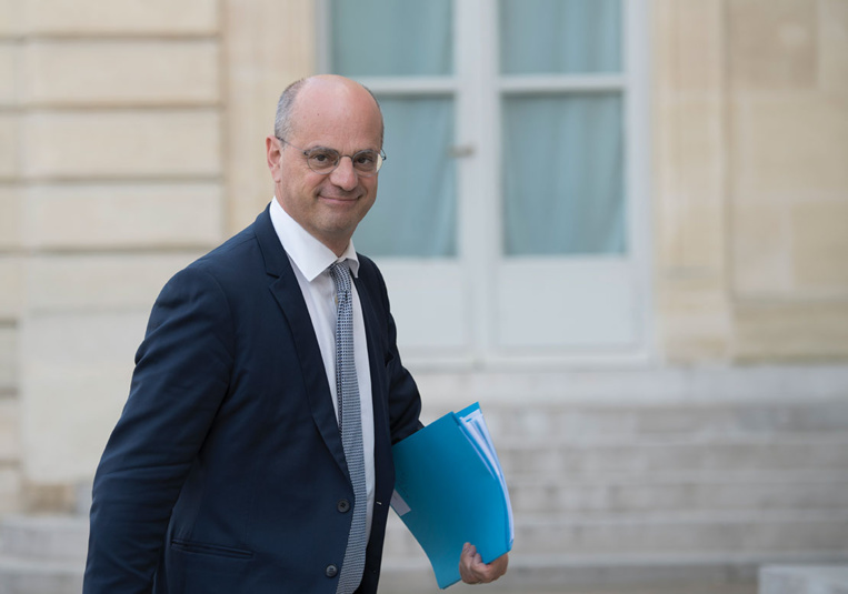 Covid-19 dans les écoles: un collectif d'enseignants porte plainte contre le ministre Blanquer