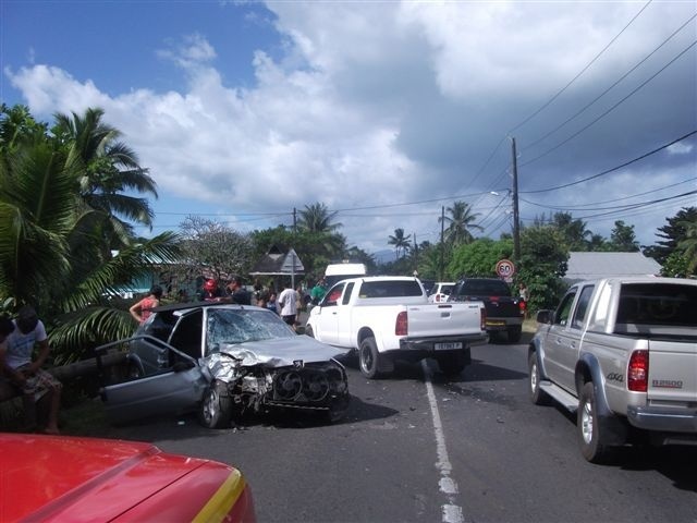 Mataiea: un pick-up percute une voiture, une femme et un nourisson hospitalisés