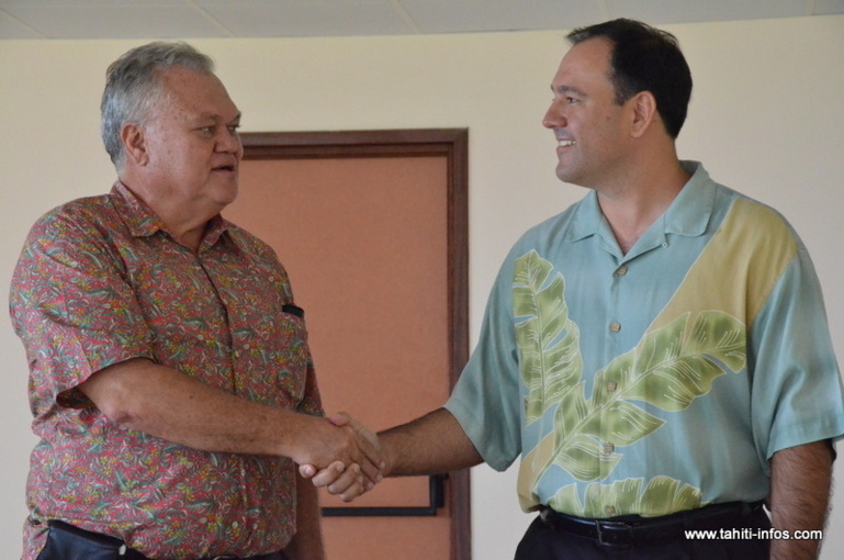 Jean-Claude Teriierooiterai et Fred Rodi, jeudi 23 mai lors de la signature de l'accord de partenariat entre Tahiti Nui Telecom et DRFortress, le numéro un hawaiien des data center