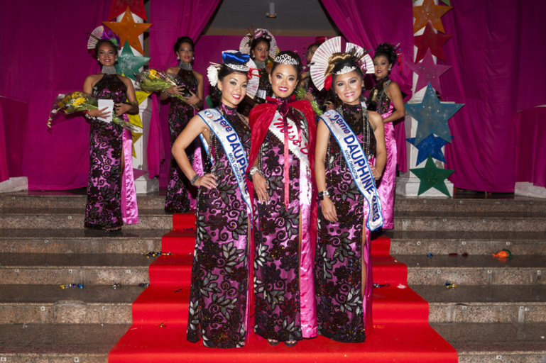 Au milieu, la superbe Vanessa Lo, 24 ans, 1,67 m a été élue Miss Dragon 2013 samedi dernier. Crédit photo : AriiteaD