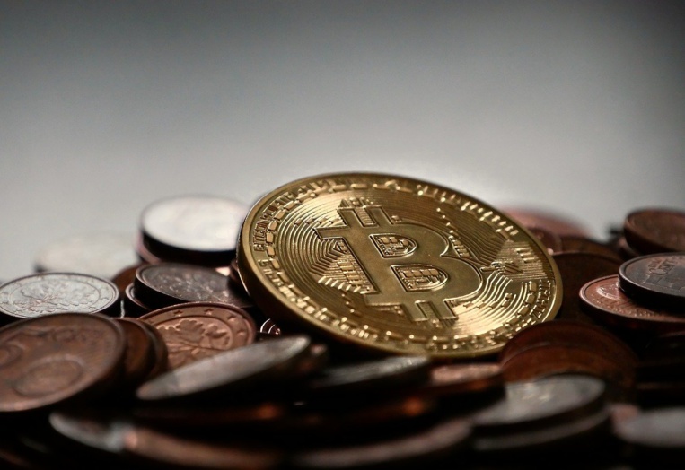 Le bitcoin chute sous 50.000 dollars, le marché redoute un plan de taxation américain