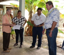 Geffry Salmon et Bruno Marty visitent des sites touristiques à Moorea