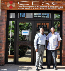 Messieurs Jean-Pierre ARON, administrateur d’Etat de la subdivision des Tuamotu-Gambier et Jean TAMA, Président du CESC