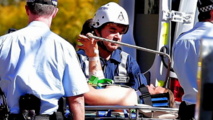 Le jeune travailleur de chantier, âgé de 19 ans, était aux commandes d’une pelleteuse, afin de dégager un volume de béton, dans le quartier de Linfield, lorsqu’il a été frappé par cette barre de fer provenant probablement de l’armature.