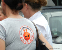 Des infirmières libérales attendent une rencontre devant la vice-présidence de Polynésie en décembre 2012 (Photo d'archives).