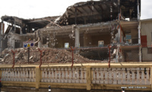 Le bâtiment du Kuo Min Tang, rue Lagarde, a vu sa démolition interrompue pour recherche tardive de possibles éléments amiantés. Construit dans les années 40, ce bâtiment pourrait néanmoins avoir échappé à l’utilisation de ce matériau, sauf sur certains rajouts plus tardifs.