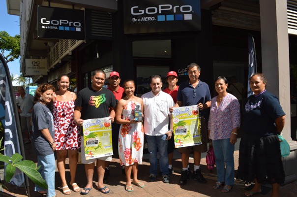 Remise des prix à la boutique Tahiti Caméra en présence de l’équipe gagnanteRAPARII Dimitri et ATENI Mahealani,  du Directeur de Tahiti Caméra Fabrice CHARLEUX et de l’équipe de l’association Papeete Centre Ville