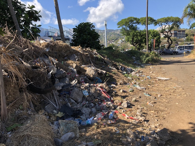 L’entreposage par la direction de l’équipement de déchets de curage sur un terrain vague à côté de la piscine municipale, avait fait scandale en septembre 2019. (Photo d’archives).