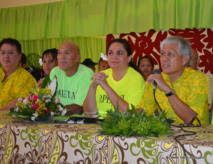 Jules Ienfa (à droite) avec Nicole Bouteau lors de la présentation de sa liste Papeete a tu, le 22 février dernier.