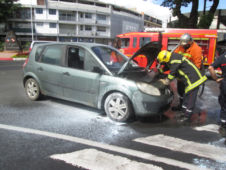 Papeete : une voiture en feu dans un rond point