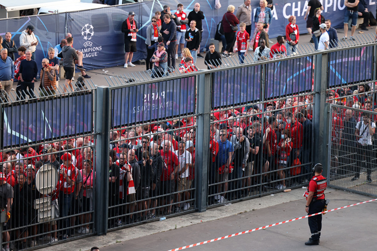 Des supporters de Liverpool, samedi, incapables d'entrer au Stade de France à temps pour la finale Real Madrid-Liverpool. (Thomas COEX / AFP).