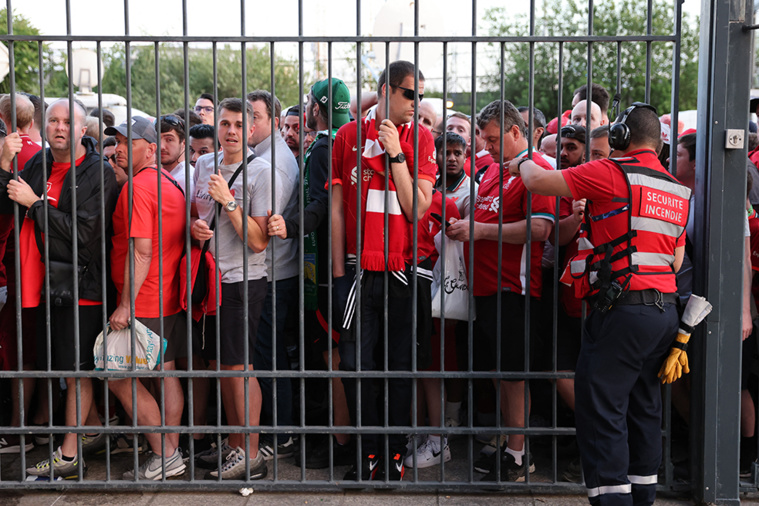 Des supporters de Liverpool maintenus à l'extérieur du Stade de France samedi 28 mai, suite à l'encombrement des entrées lié à une importante quantité de faux tickets pour le match Liverpool-Real Madrid de finale de la ligue des champions. (Photo : THOMAS COEX / AFP).