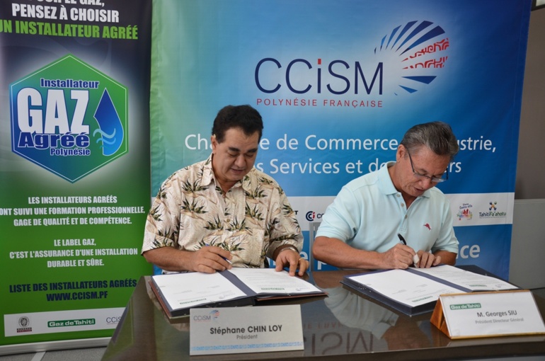 Signature de convention entre la CCISM représentée par son Président Stéphane CHIN LOY (à gauche) et la société Gaz de Tahiti  représentée par son PDG Georges SIU (à droite)