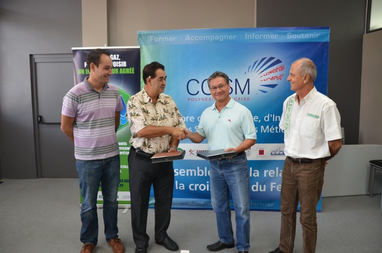 De gauche à droite : Brice MEUNIER responsable du Label Gaz à la CCISM, Stéphane CHIN LOY Président de la CCISM, Georges SIU PDG de Gaz de Tahiti et Florent ROY - Gaz de Tahiti