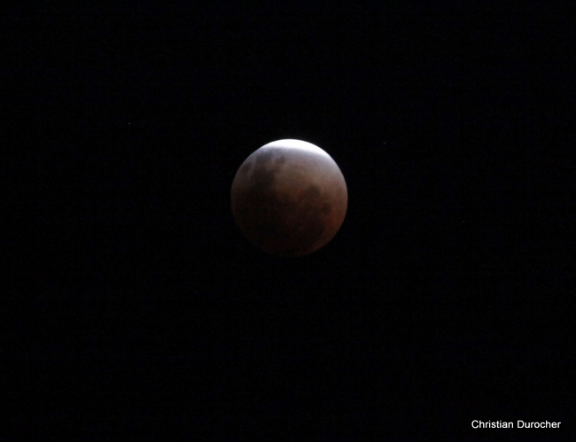 Eclipse totale: la lune rousse s'offre en spectacle à Tahiti