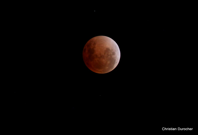 Eclipse totale: la lune rousse s'offre en spectacle à Tahiti