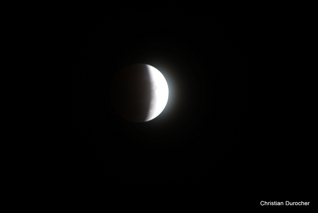 Eclipse totale: la lune rousse s'offre en spectacle à Tahiti