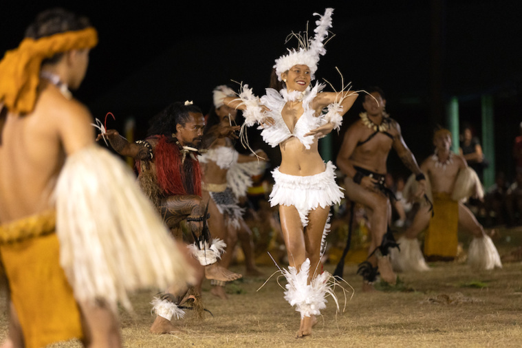 Danse de l'oiseau, haka pahaka et haka manu par les danseurs de Ua Pou jeudi soir lors de la première soirée du Matavaa de Fatu Hiva.©Eve Delahaut