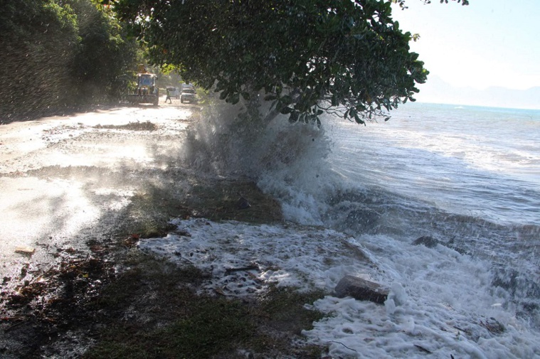 À Moorea, la circulation a été perturbée sur plusieurs portions de la RT 21 qui longe le lagon, en particulier au niveau du PK 17 à Maatea. © commune de Moorea-Maiao