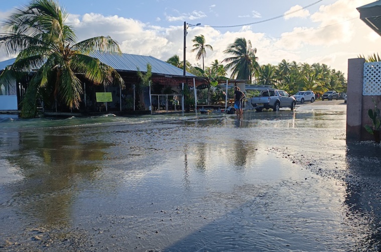 Rangiroa les pieds dans l'eau