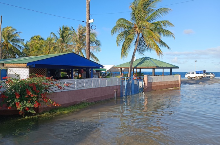 Rangiroa les pieds dans l'eau