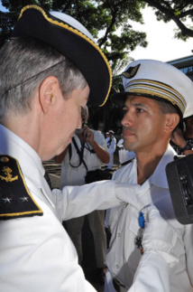 Remise de décoration par le contre amiral Anne Cullerre.