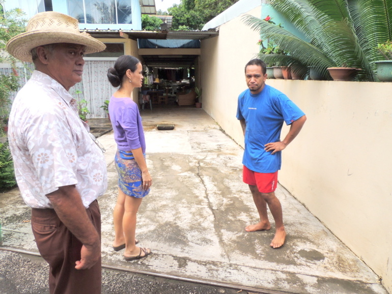 Une visite du CUCS le 22 mai 2013 dans un quartier de Pirae, avec à gauche Romeo Le Gayic, président du syndicat mixte de 2005 à 2014.