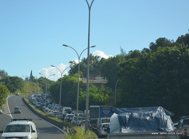 La circulation sur la RDO ce matin entre 8h et 9h a été paralysée en raison de cet accident de moto.