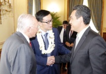 Le président polynésien Gaston Flosse avec le nouveau consul de Chine M. Long Ling et Marcel Tuihani, ministre et porte-parole du gouvernement.