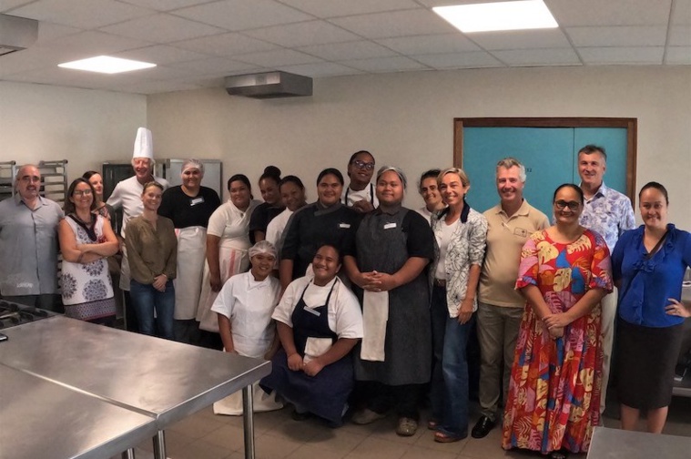 Neuf apprentis formés à la cuisine allégée à Bora Bora