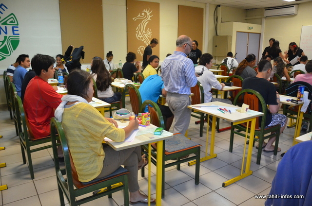 Didier Suaire, proviseur du lycée Taaone, passe entre les rangs de candidats pour détecter la présence de téléphones portables avant l'épreuve de Philosophie des séries S