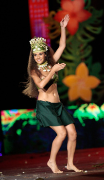 Natalie Louvat, 1er prix de la meilleure danseuse au Heiva i Tahiti 2022 avec le groupe Tamariki Poerani, lancera la deuxième partie de soirée avec sept danseuses. Crédit : Grégory Boissy.