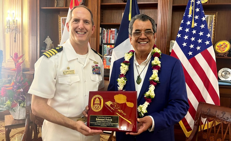 Le président de la Polynésie française, Edouard Fritch, se voit remettre une plaque de l'USS Jackson à son nom, par le contre-amiral Crawford.