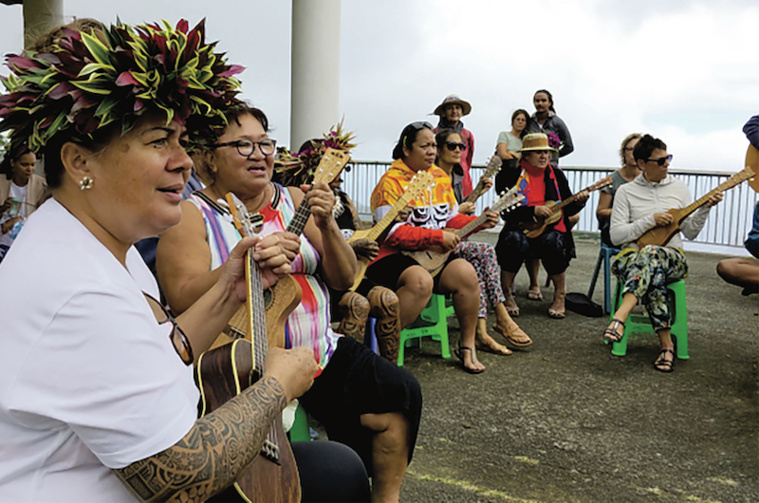 Avec Kaha, les femmes avaient préparé une chanson au son du ukulele.