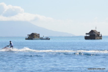 Les "fare" flottants exclus du banc de sable de Taapuna