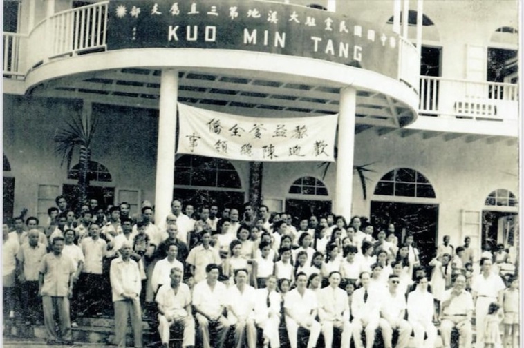 Les enfants chinois venaient au KMT pour s'instruire, cette photo a été prise entre 1948 et 1950 devant la salle. ©KMT Raiatea