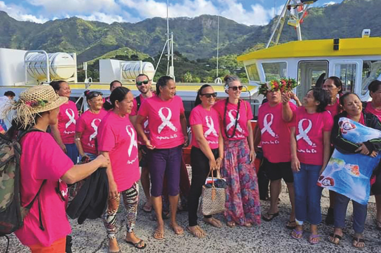 25 femmes de Ua Pou ont fait le déplacement jusqu'à Nuku Hiva mardi pour faire leur mammographie ou échographie. Le trajet s'est effectué grâce à la navette Kahoa Tini qui a fait l'aller-retour dans la journée © Association Te Pootu no Ua Pou.