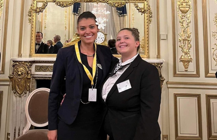 Maylis Mesnil, médaillée d’or du Meilleur apprenti de France 2022, représente le fenua. Elle est accompagnée et soutenue par son enseignante, Mélanie Natua Trabon. (photo : page Facebook du lycée hôtelier de Tahiti)