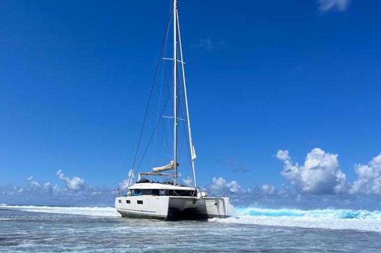 ​Un catamaran déséchoué à Tikehau