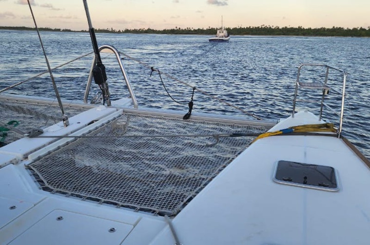 ​Un catamaran déséchoué à Tikehau