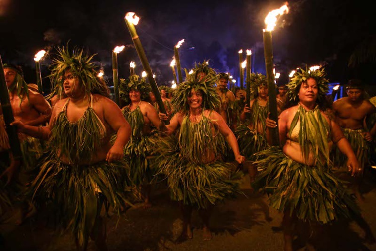 Rurutu est arrivée sur scène à la lueur des flambeaux comme le veut la tradition à l'ouverture du Heiva.