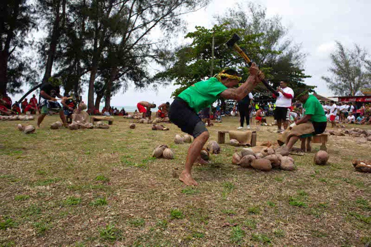 Une épreuve de décorticage de cocos a été organisée mercredi après-midi. Les cinq délégations se sont affrontées acclamées par la foule.