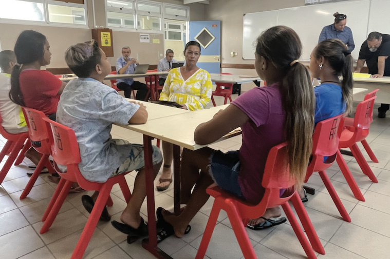 Une enseignante de l’école primaire au collège en renforcement lecture sous le regard de la délégation de l’éducation.