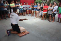 Les jeunes ont suivi les cours de premiers secours au sein de la mairie, hier après-midi. (Crédit : commune de Bora Bora)