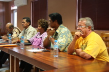 Louis Maiotui, Rodolphe Apuarii, Elise Maamaatuaiahutapu, Alfred Mata, et Henri Guilbault, du comité organisateur de Hawaiki Nui va'a, ont présenté le programme de cette nouvelle édition. (Crédit : commune de Bora Bora)