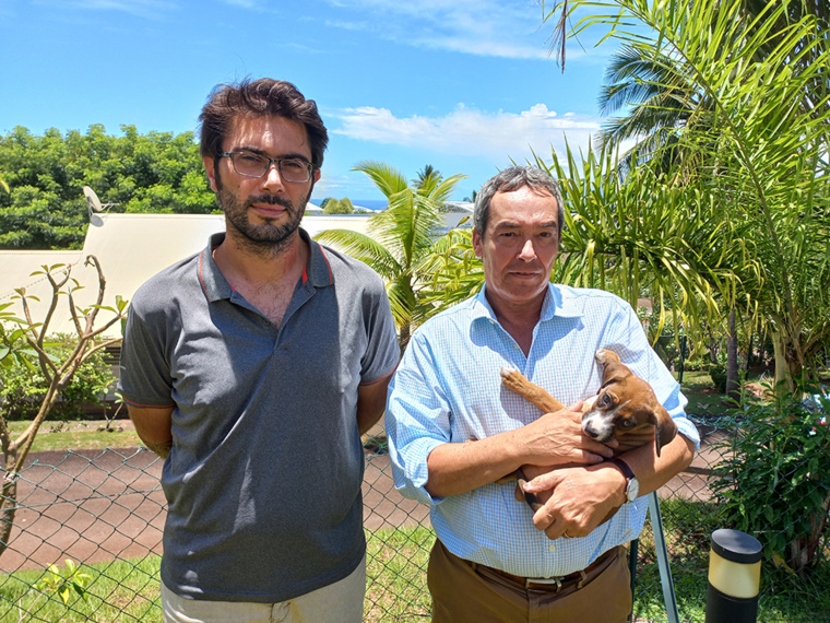 Guillaume Molle, Maître de conférences à l'Université nationale australienne, et Éric Conte, Professeur d'archéologie à l'UPF, Directeur de la Maison des sciences de l'homme, ici avec Tea, la mascotte de la MSH.